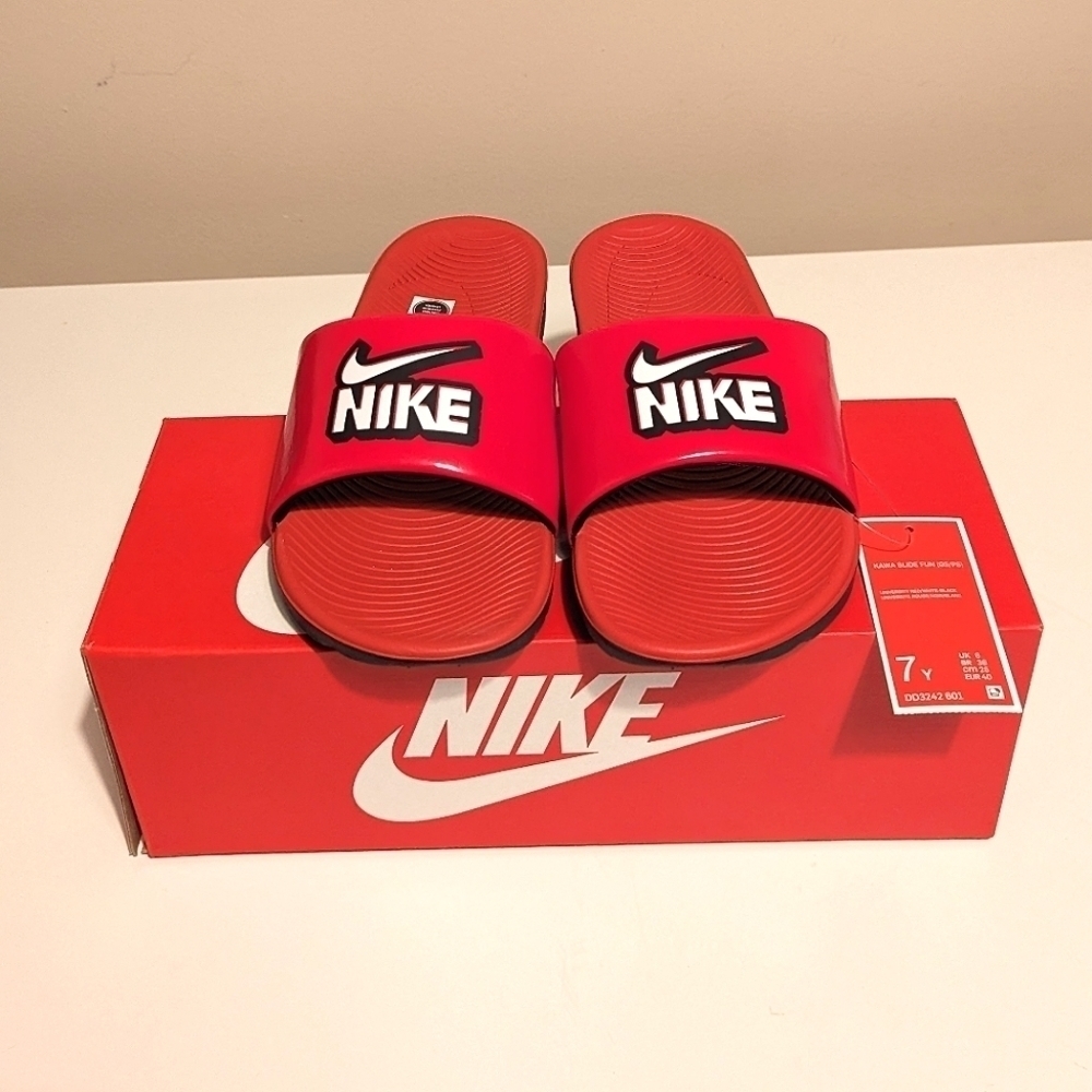 𝅺BRAND New Nike Kawa slide